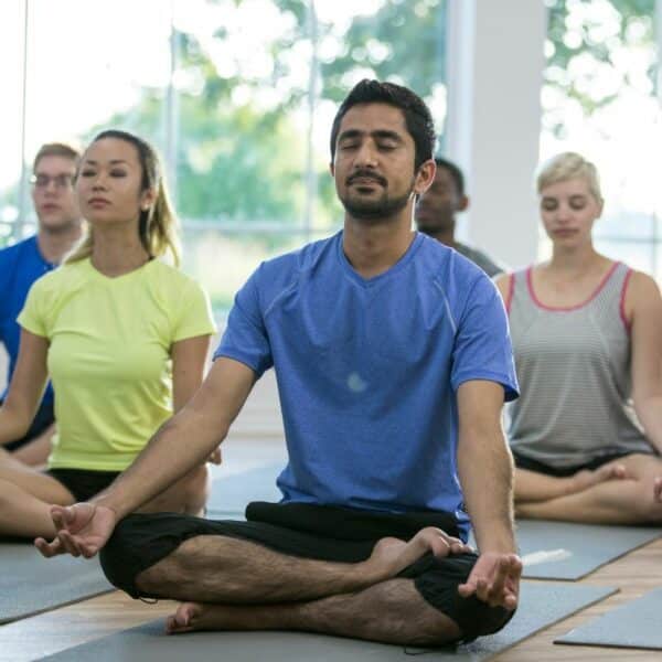 séances de sophrologie, de yoga, de méditation pleine conscience ou à un atelier collectif de relaxation