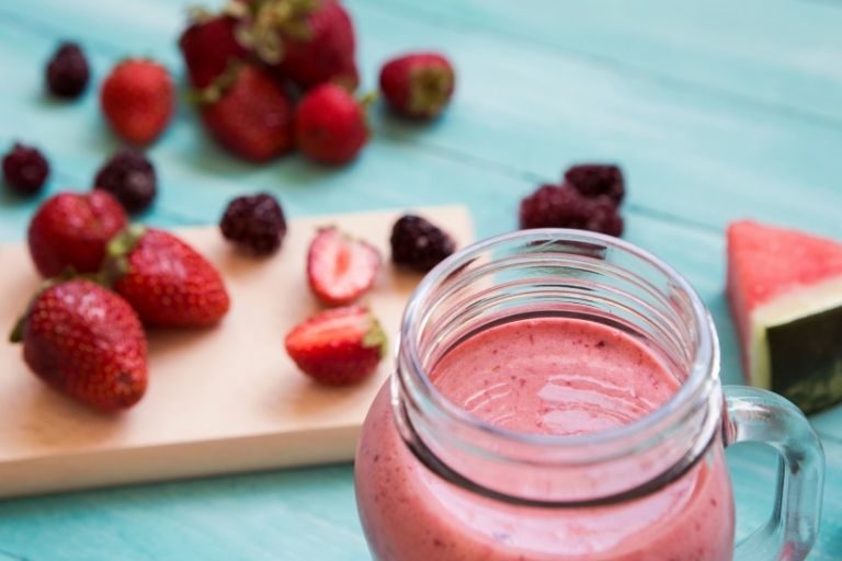 smoothies d’été fruits rouges fraises